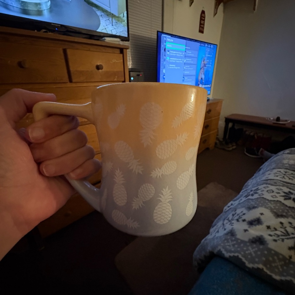 COFFEE MUG WITH PINEAPPLES